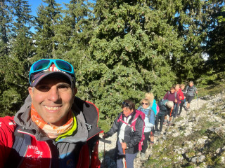 Guillaume accompagnant un groupe en randonnée pédestre